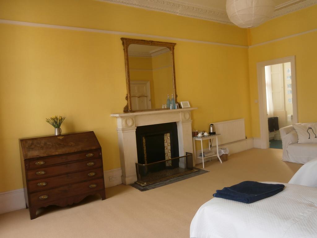 Winter Cherry Bed & Breakfast Edinburgh Room photo